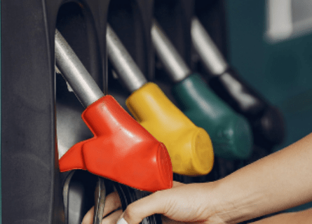 Снимка на няколко бензиностанции в редица.