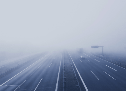 Снимка на магистрала в мъгла.