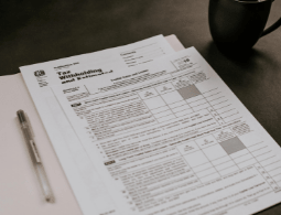 Grămadă de documente financiare pe o masă