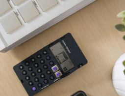 Calculator de contabilitate pe o masă de lemn