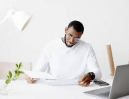 Persoană axată pe acțiuni contabile într-un birou