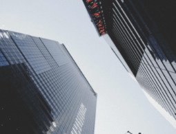 Fotografie făcută de la sol și îndreptată spre cer între două clădiri franceze