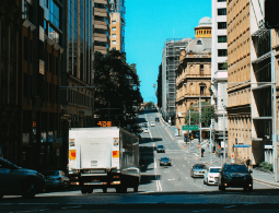 Stradă aglomerată într-un mare oraș european