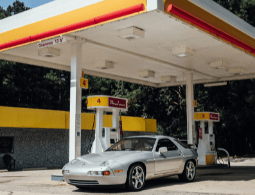 Benzinărie europeană cu o mașină care alimentează